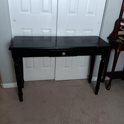 PAINTED WOODEN SOFA TABLE WITH A DRAWER
