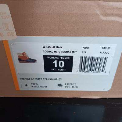 NEW LADIES BOGS SHORT BOOTS SIZE 10 (100 % WATERPROOF)