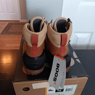 NEW LADIES BOGS SHORT BOOTS SIZE 10 (100 % WATERPROOF)