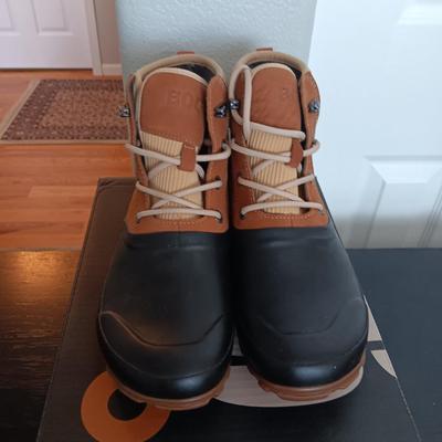 NEW LADIES BOGS SHORT BOOTS SIZE 10 (100 % WATERPROOF)