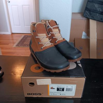 NEW LADIES BOGS SHORT BOOTS SIZE 10 (100 % WATERPROOF)