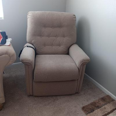 LIKE NEW POWER LIFT CHAIR