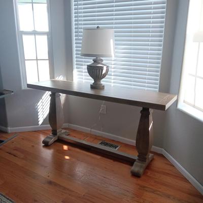 IMPRESSIVE FOYER OR SOFA TABLE WITH LAMP