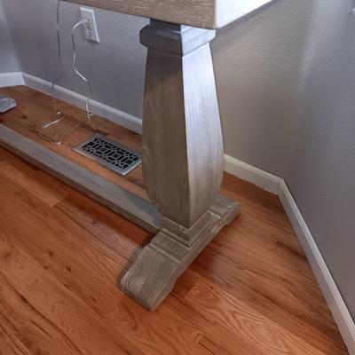 IMPRESSIVE FOYER OR SOFA TABLE WITH LAMP