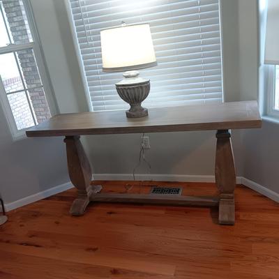 IMPRESSIVE FOYER OR SOFA TABLE WITH LAMP