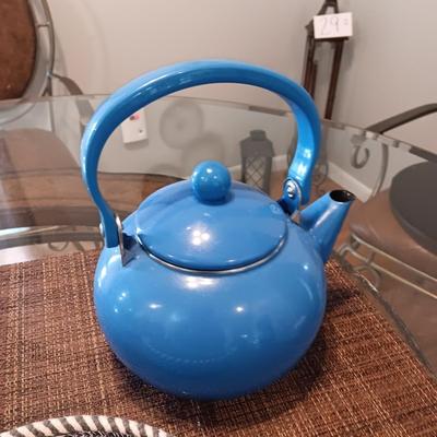 ENAMELED TEA KETTLE AND NAPKIN HOLDER PLUS 5 ROUND WOVEN TRIVETS