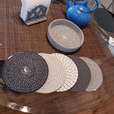 ENAMELED TEA KETTLE AND NAPKIN HOLDER PLUS 5 ROUND WOVEN TRIVETS