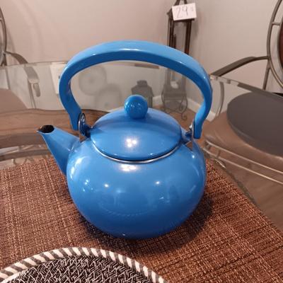 ENAMELED TEA KETTLE AND NAPKIN HOLDER PLUS 5 ROUND WOVEN TRIVETS