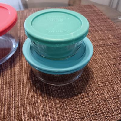 A VARIETY OF SIZES PYREX GLASS FOOD STORAGE CONTAINERS