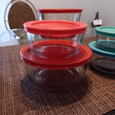 A VARIETY OF SIZES PYREX GLASS FOOD STORAGE CONTAINERS