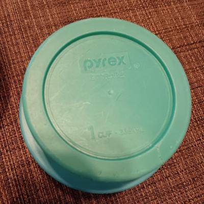 A VARIETY OF SIZES PYREX GLASS FOOD STORAGE CONTAINERS