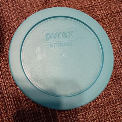 A VARIETY OF SIZES PYREX GLASS FOOD STORAGE CONTAINERS