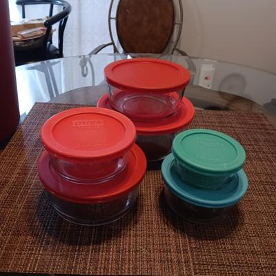 A VARIETY OF SIZES PYREX GLASS FOOD STORAGE CONTAINERS