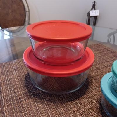 A VARIETY OF SIZES PYREX GLASS FOOD STORAGE CONTAINERS