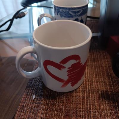 KEURIG COFFEE BREWER AND A COLLECTION OF STARBUCKS AND OTHER MUGS