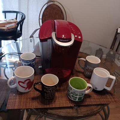 KEURIG COFFEE BREWER AND A COLLECTION OF STARBUCKS AND OTHER MUGS