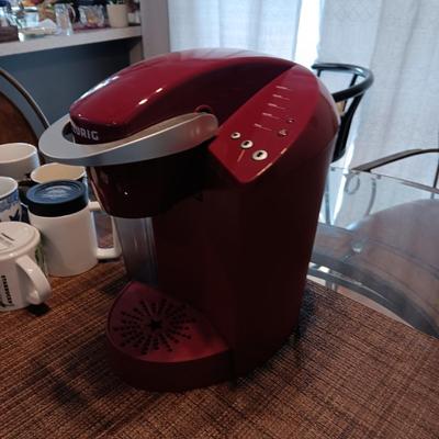 KEURIG COFFEE BREWER AND A COLLECTION OF STARBUCKS AND OTHER MUGS