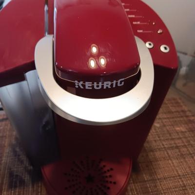 KEURIG COFFEE BREWER AND A COLLECTION OF STARBUCKS AND OTHER MUGS
