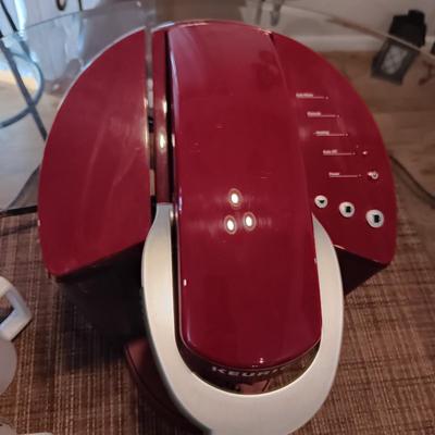 KEURIG COFFEE BREWER AND A COLLECTION OF STARBUCKS AND OTHER MUGS