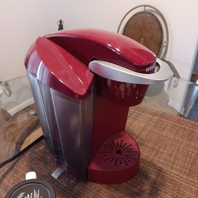 KEURIG COFFEE BREWER AND A COLLECTION OF STARBUCKS AND OTHER MUGS