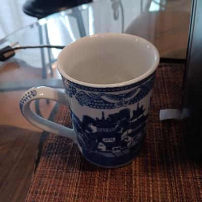 KEURIG COFFEE BREWER AND A COLLECTION OF STARBUCKS AND OTHER MUGS