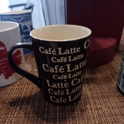 KEURIG COFFEE BREWER AND A COLLECTION OF STARBUCKS AND OTHER MUGS