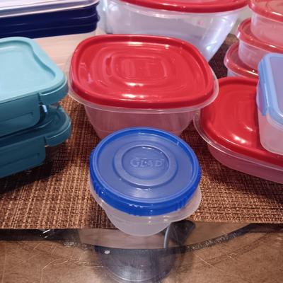 A VARIETY OF FOOD STORAGE CONTAINERS