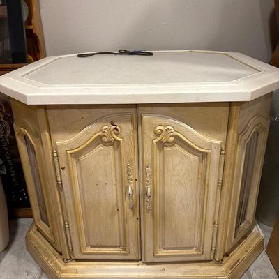 Sale Photo Thumbnail #570: Works - turntable runs slow. 28.5 x 29.5 x 22. Needs cleaning or would be cute painted!  Located in basement