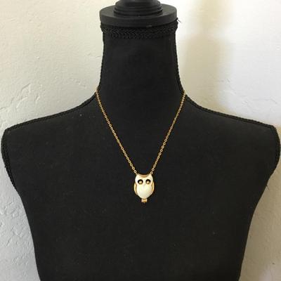 Vintage, gold tone, cream, white, Lucite, owl, pendant necklace vintage JJ