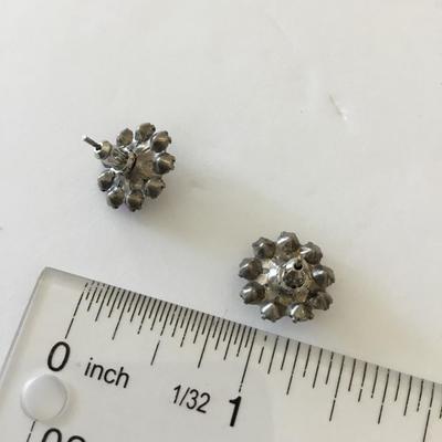 Beautiful vintage, Silver tone multicolor, rhinestone, flower, stud airings