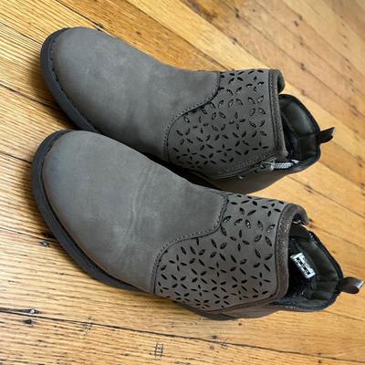 Sale Photo Thumbnail #198: Young girls boots by Oshkosh. Very lightly used and in size 12m.

*shipping available at buyers expense