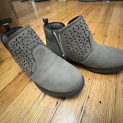 Sale Photo Thumbnail #199: Young girls boots by Oshkosh. Very lightly used and in size 12m.

*shipping available at buyers expense