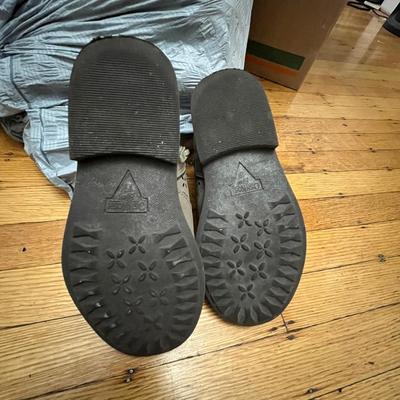 Sale Photo Thumbnail #200: Young girls boots by Oshkosh. Very lightly used and in size 12m.

*shipping available at buyers expense