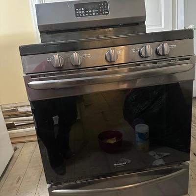 Sale Photo Thumbnail #90: The Frigidaire Gallery 30" Rear Control Gas Range features our most powerful and advanced convection system, Total Convection, enabling so many cooking modes like No Preheat, Air Fry, Slow Cook, Steam Bake, Steam Roast, Air Sous Vide, Convection Roast, Co