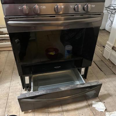 Sale Photo Thumbnail #86: The Frigidaire Gallery 30" Rear Control Gas Range features our most powerful and advanced convection system, Total Convection, enabling so many cooking modes like No Preheat, Air Fry, Slow Cook, Steam Bake, Steam Roast, Air Sous Vide, Convection Roast, Co