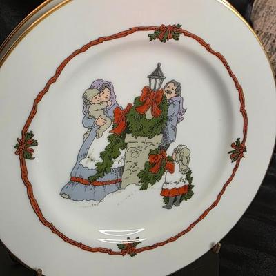 Vintage Fitz & Floyd “Deck the Halls” Lampost and Wreath Porcelain Salad / Dessert Plates – Set of 2 – 1983 Japanese Craftsmanship