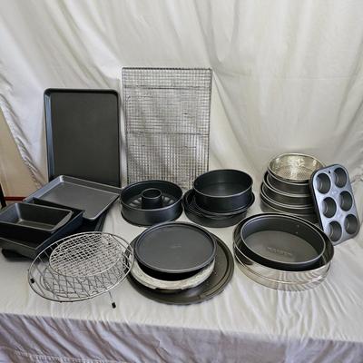 Chicago Metallic, Kaiser, Ekco & More Metal Bakeware (LR-JS)