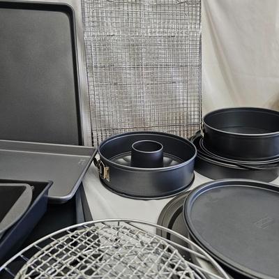 Chicago Metallic, Kaiser, Ekco & More Metal Bakeware (LR-JS)