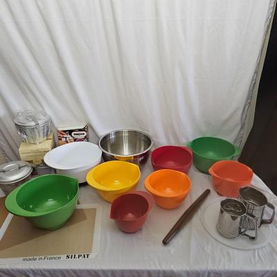 Williams Sonoma & Farberware Spouted Mixing Bowls & More (LR-JS)