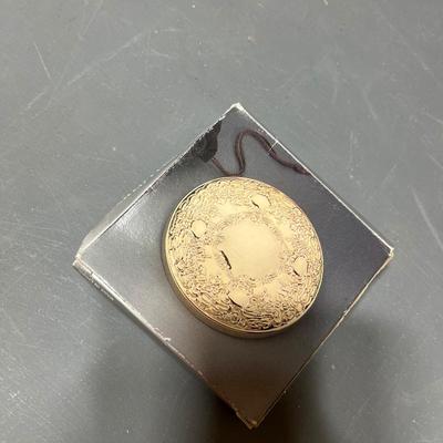 Sale Photo Thumbnail #202: Vintage Round Gold Tone Purse Pocket Mirror with Pouch & Box Leaf Pattern.

*shipping available at buyers expense