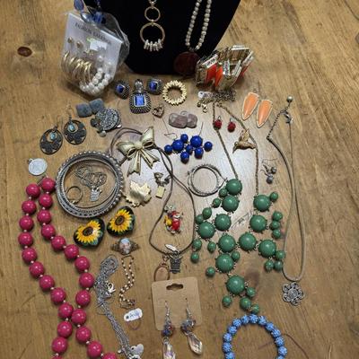 Sale Photo Thumbnail #33: Green Bubble Necklace, Pink Beads, VTG bracelet, 3PC blue stone set.