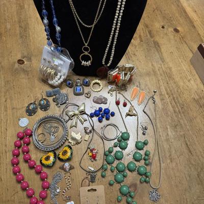 Sale Photo Thumbnail #31: Green Bubble Necklace, Pink Beads, VTG bracelet, 3PC blue stone set.