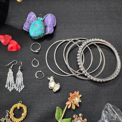 Sale Photo Thumbnail #61: Necklaces
Bracelets
Earrings
Clip on earrings
Pins