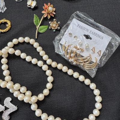 Sale Photo Thumbnail #60: Necklaces
Bracelets
Earrings
Clip on earrings
Pins