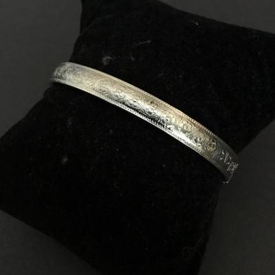 Beautiful, vintage etched flower, locking hinged bracelet very pretty excellent condition silver toned