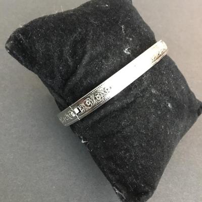 Beautiful, vintage etched flower, locking hinged bracelet very pretty excellent condition silver toned