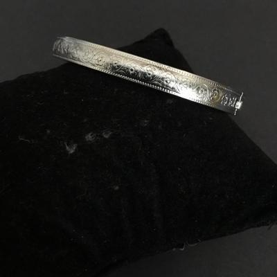 Beautiful, vintage etched flower, locking hinged bracelet very pretty excellent condition silver toned