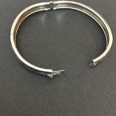Beautiful, vintage etched flower, locking hinged bracelet very pretty excellent condition silver toned