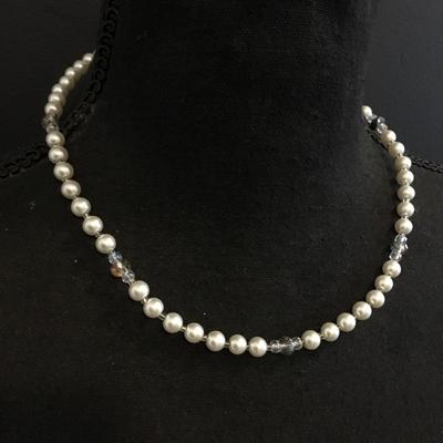Beautiful, crystal & faux pearl necklace