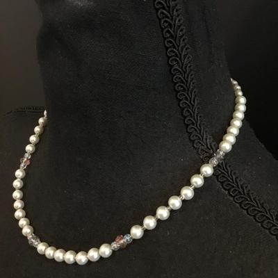 Beautiful, crystal & faux pearl necklace